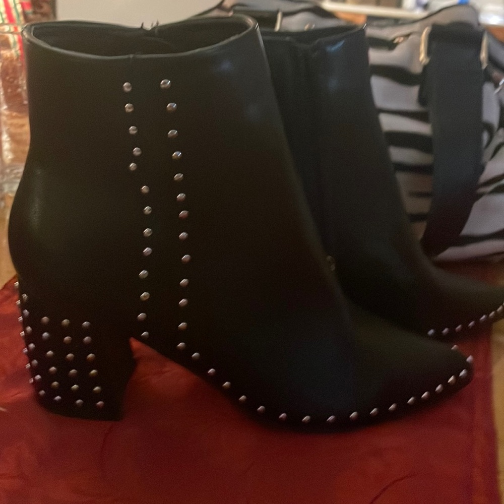 Ladies short boots